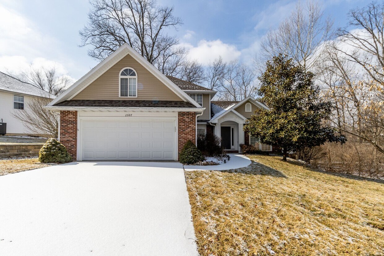 Primary Photo - Beautiful 4 bedroom, 3 bathroom home locat...