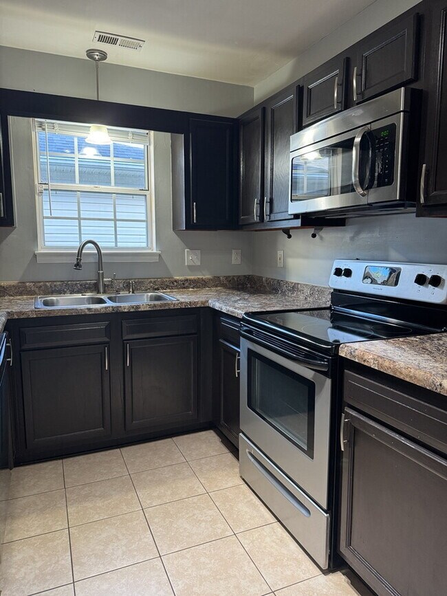 Foto del edificio - Beautiful 3 Bedroom, 2 Bath Home-3016 E. Windgate Ct.
