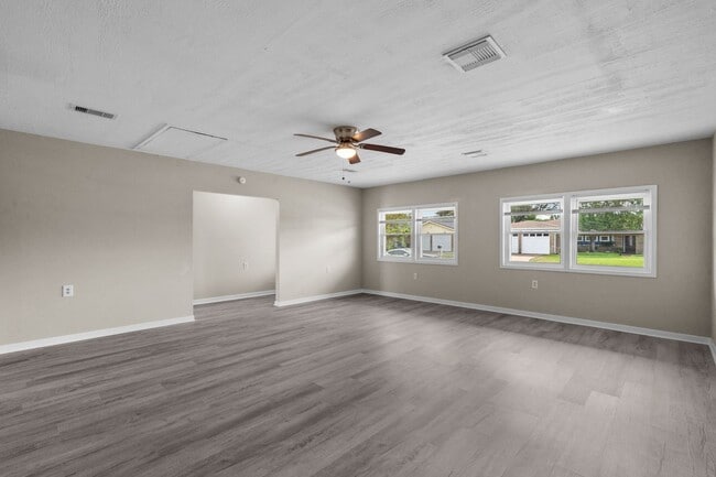 Building Photo - Great 3 Bedroom close to the Beach!