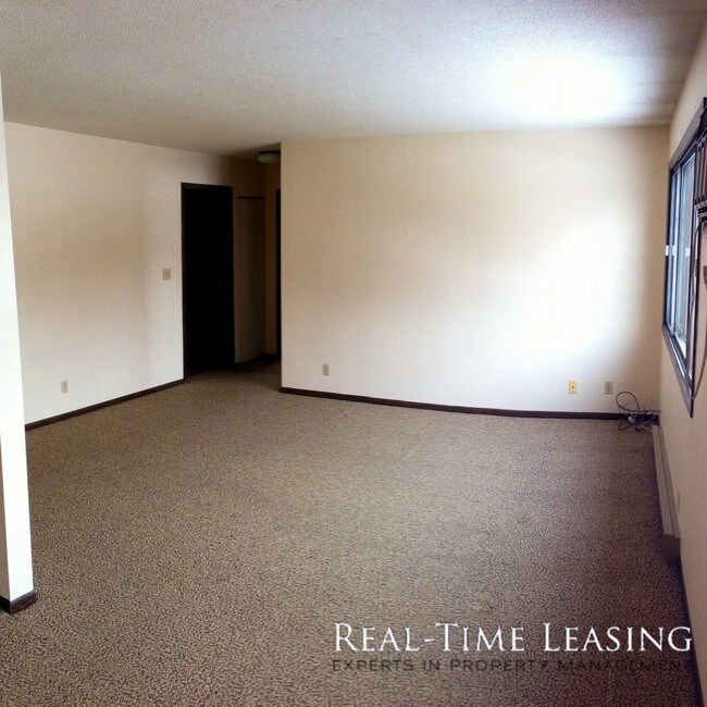 Building Photo - 985 Echo Dr SE