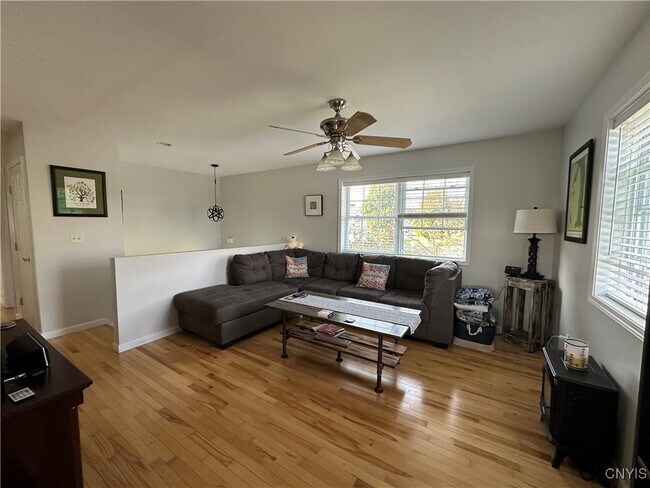 Foto del edificio - 737 Sleepy Hollow Rd