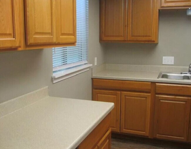 Building Photo - 2 br, 2 bath House - 325 South 7 Street