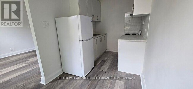 Photo du bâtiment - 137-137 Eglinton Ave W