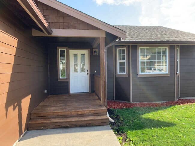 Building Photo - 4 Bedroom Home with 2 Car Garage!