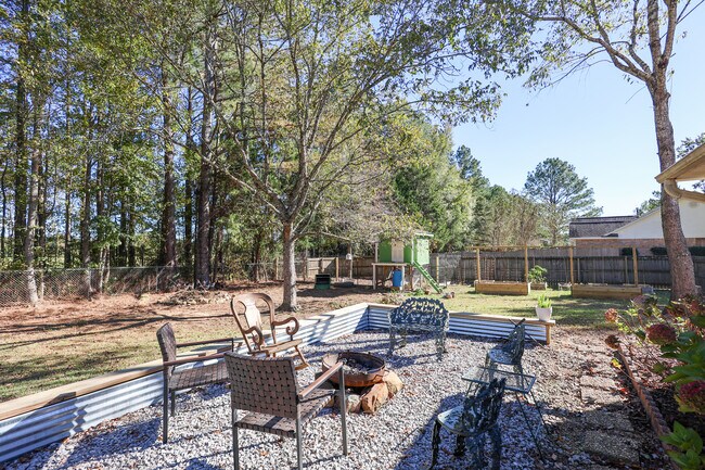 Incluye gallinero, canteros elevados y zona para fogatas. - 15 Caitlin Ave