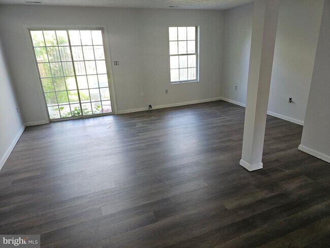 Foto del edificio - 46356 Columbus Dr
