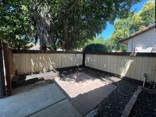 Building Photo - 536 Navarre Pl