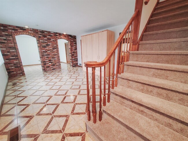 Foto del edificio - 8 Barry Place Apt #1, Stamford, CT 06902 -...