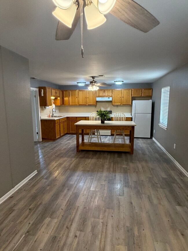 Building Photo - Green Valley Rent House