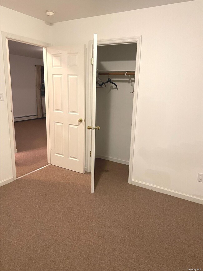 893 Washington St, Franklin Square, NY 11010 Room for Rent in