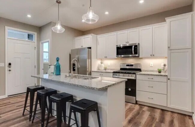 Foto del edificio - Beautiful 4BR/3BA Ramsey Townhome Available Soon!!