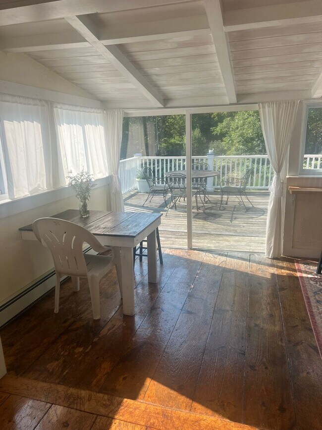 Foto del edificio - AVAIL. NOW: FURNISHED 1 Bed/1 Bath (Single...