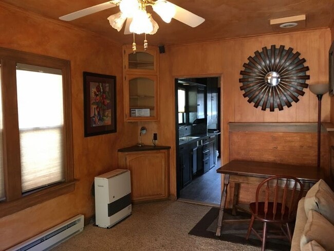 Building Photo - Cute Tucked Away Home