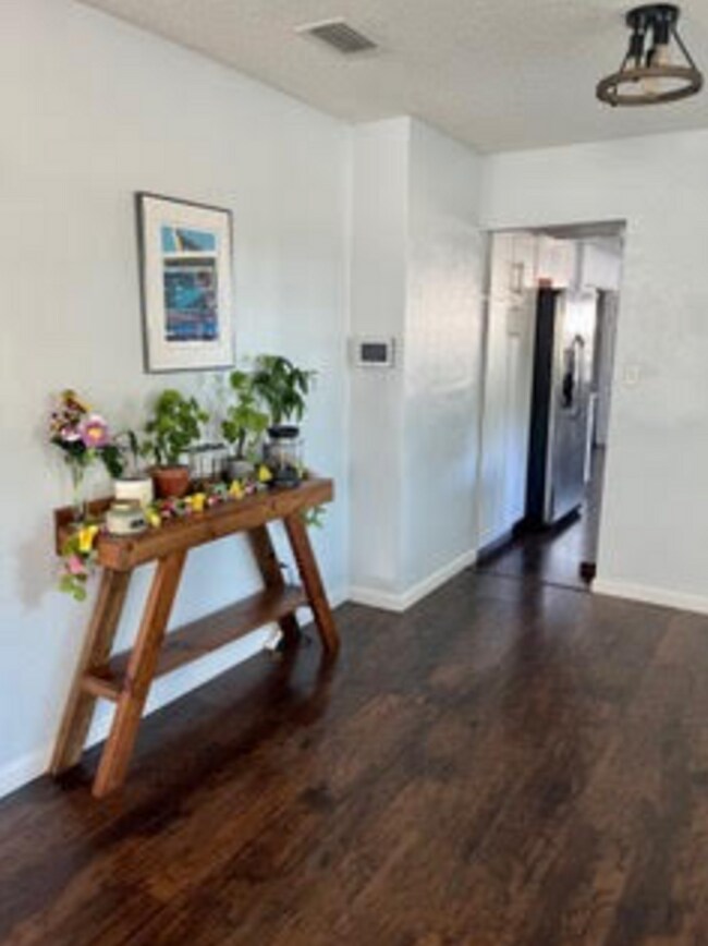 Foto del edificio - Discover the Allure of this Charming, Downtown 3 bedroom/2 Bath!