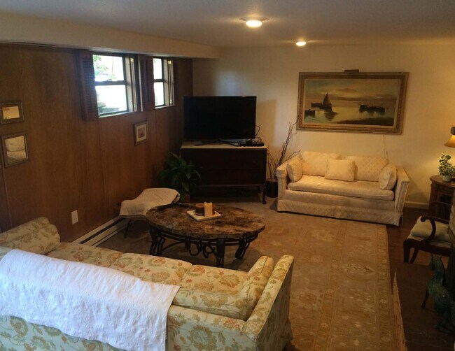 Sala de estar - 2 - 520 17th Ave SE