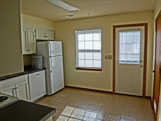 Building Photo - 808 SW Meadowridge Dr