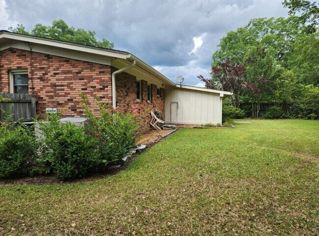 Building Photo - 3 Bed 1.5 Bath Brick House