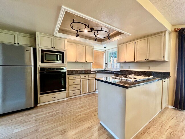 Foto del edificio - LOVELY HAPPY VALLEY HOME, AVAILABLE NOW!!