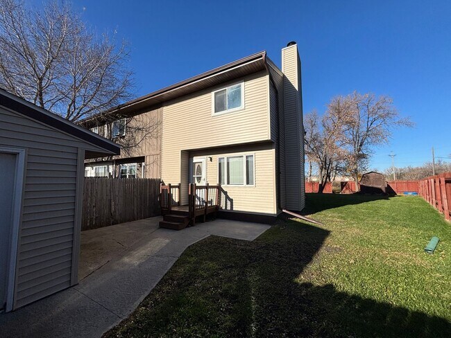 Building Photo - Pet-Friendly 3-Bed, 1-Bath with Massive Fenced in Backyard