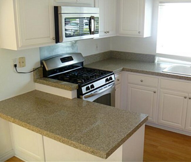 Foto del edificio - Welcome home to this 2 story end unit 3 bedroom 2 bath located in the heart of Irvine