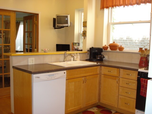 kitchen - 2521 W Ainslie St