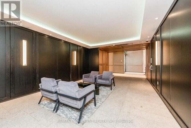 Building Photo - 488 University Ave