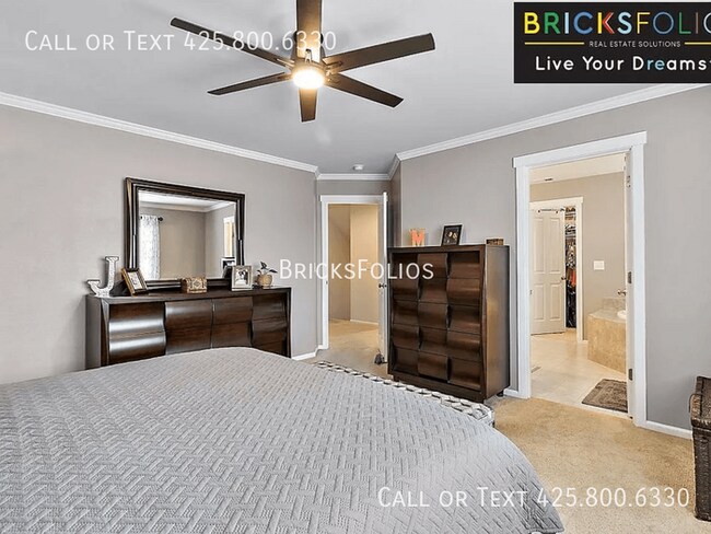 Building Photo - Modern Comfort Awaits You in This Puyallup...