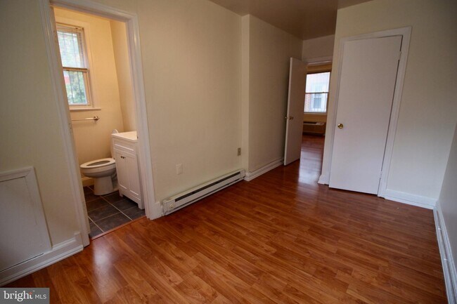Building Photo - 822 4th St NE