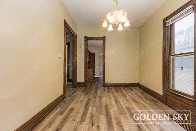 Building Photo - 805 E Jackson St