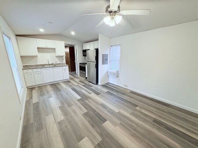 Building Photo - 930 Cedar Village Ln