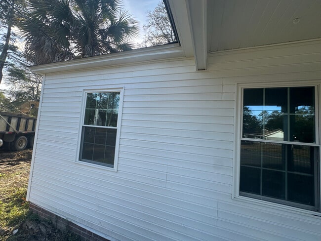 Building Photo - 1003 N Young St