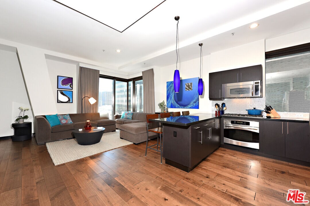 Foto principal - 655 S Hope St