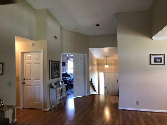 Foto del edificio - 22 Lexington Ln W