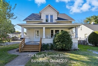 Building Photo - 714 N Summit St