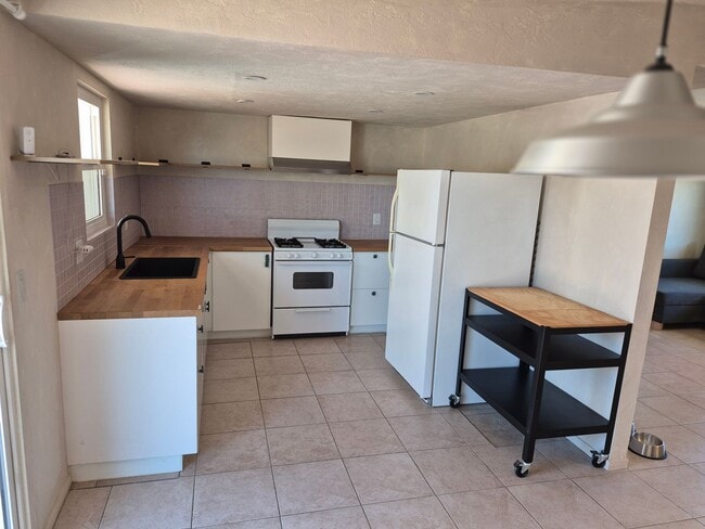 Building Photo - Custom Gem in 29 Palms!