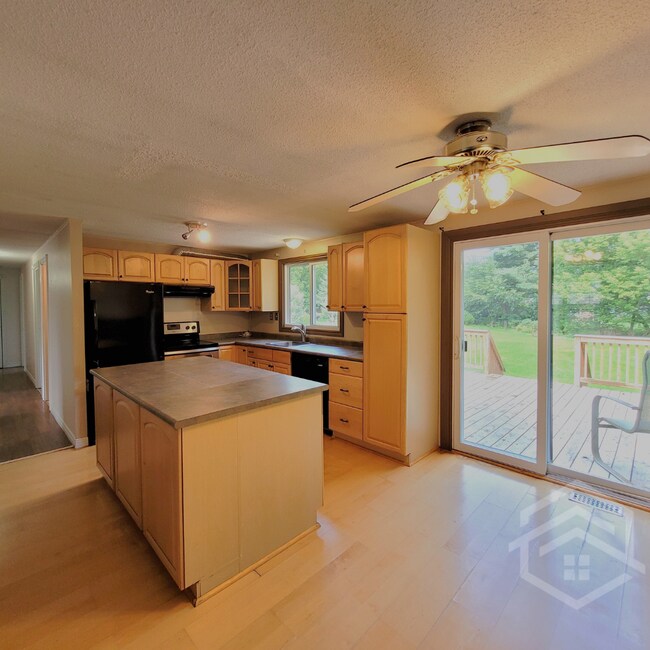Photo du bâtiment - 4 Bedroom House in Springford!!