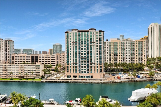 Foto del edificio - 100 Bayview Dr