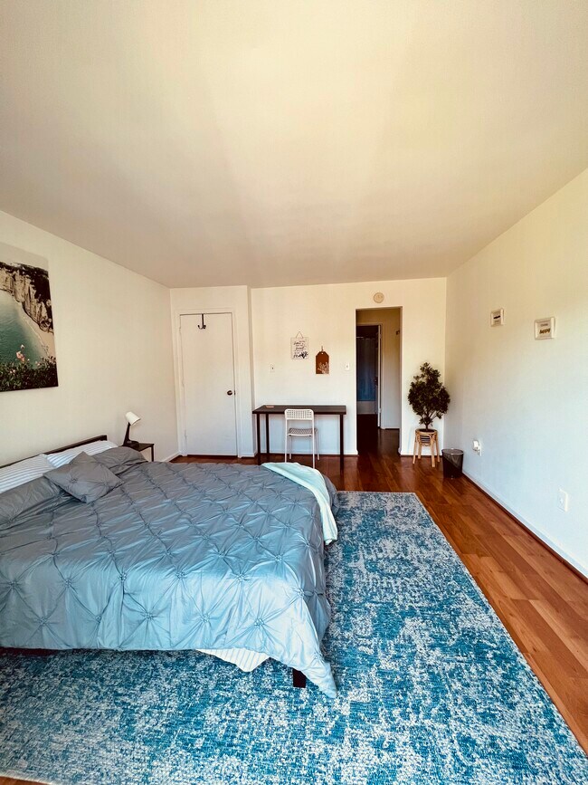 Master bed with walk in closet + private bath - 1614 Ocean Bay Dr