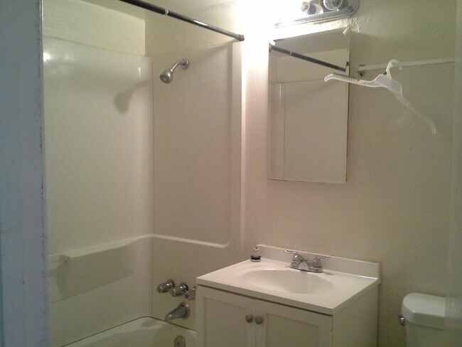 Foto del edificio - 4421 E 32nd St