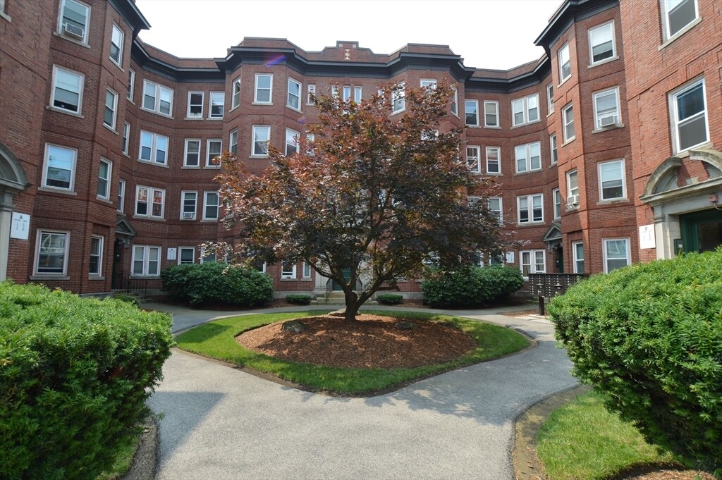 Primary Photo - 15 Lynde St