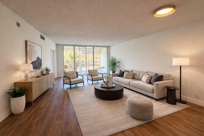 Building Photo - 605 Oaks Dr