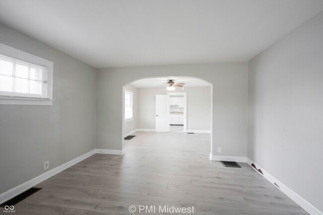 Foto del edificio - 4302 E 10th St