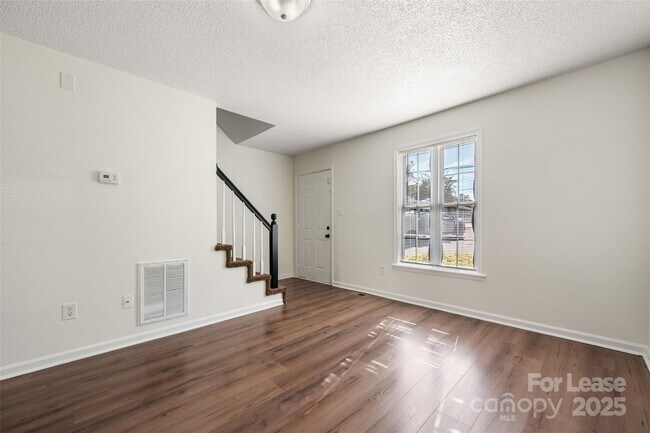 Foto del edificio - 608 Bethpage Rd