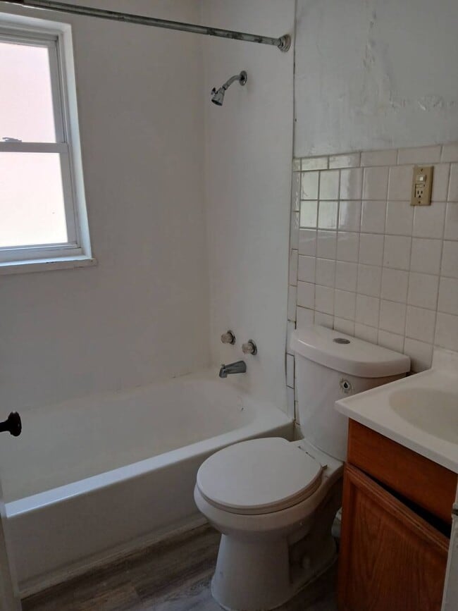 Building Photo - 238 E Beechwood Ave