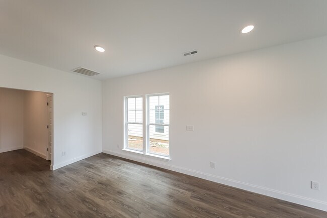 Building Photo - 1025 Highgrove Hts NW