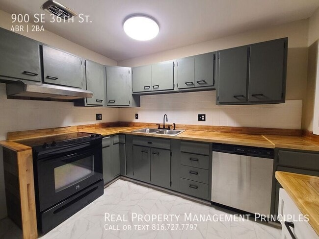 Building Photo - 900 SE 36th St