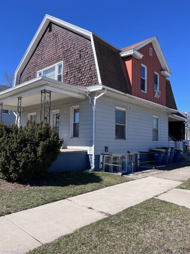 2 br, 1 bath Triplex 316 ½ E Broadway St Condo for Rent in