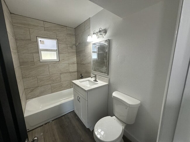 Building Photo - 390 W Lindbergh Ave