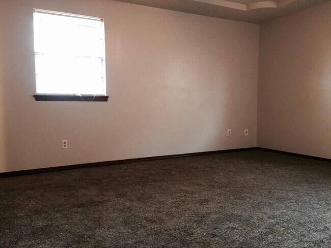 Building Photo - Charming 3BD 2BA Home in Yukon!!!