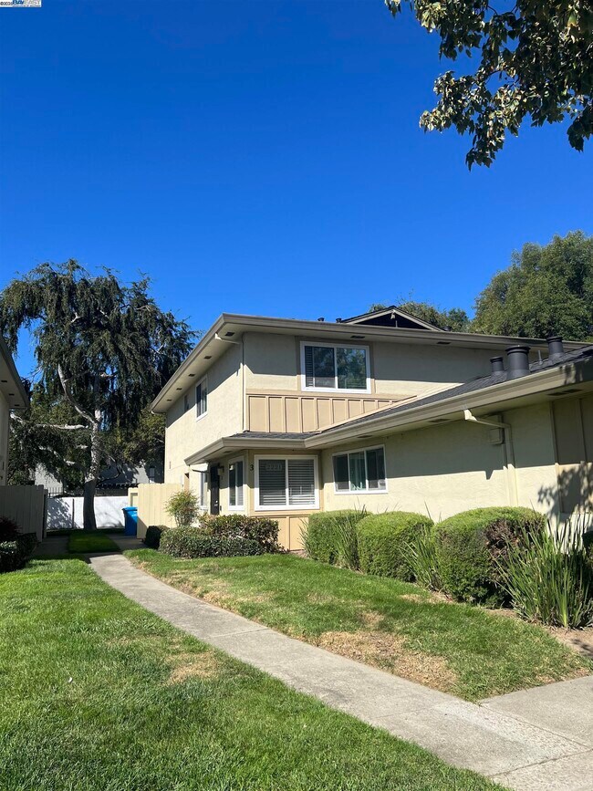 Foto del edificio - 2221 Partridge Way